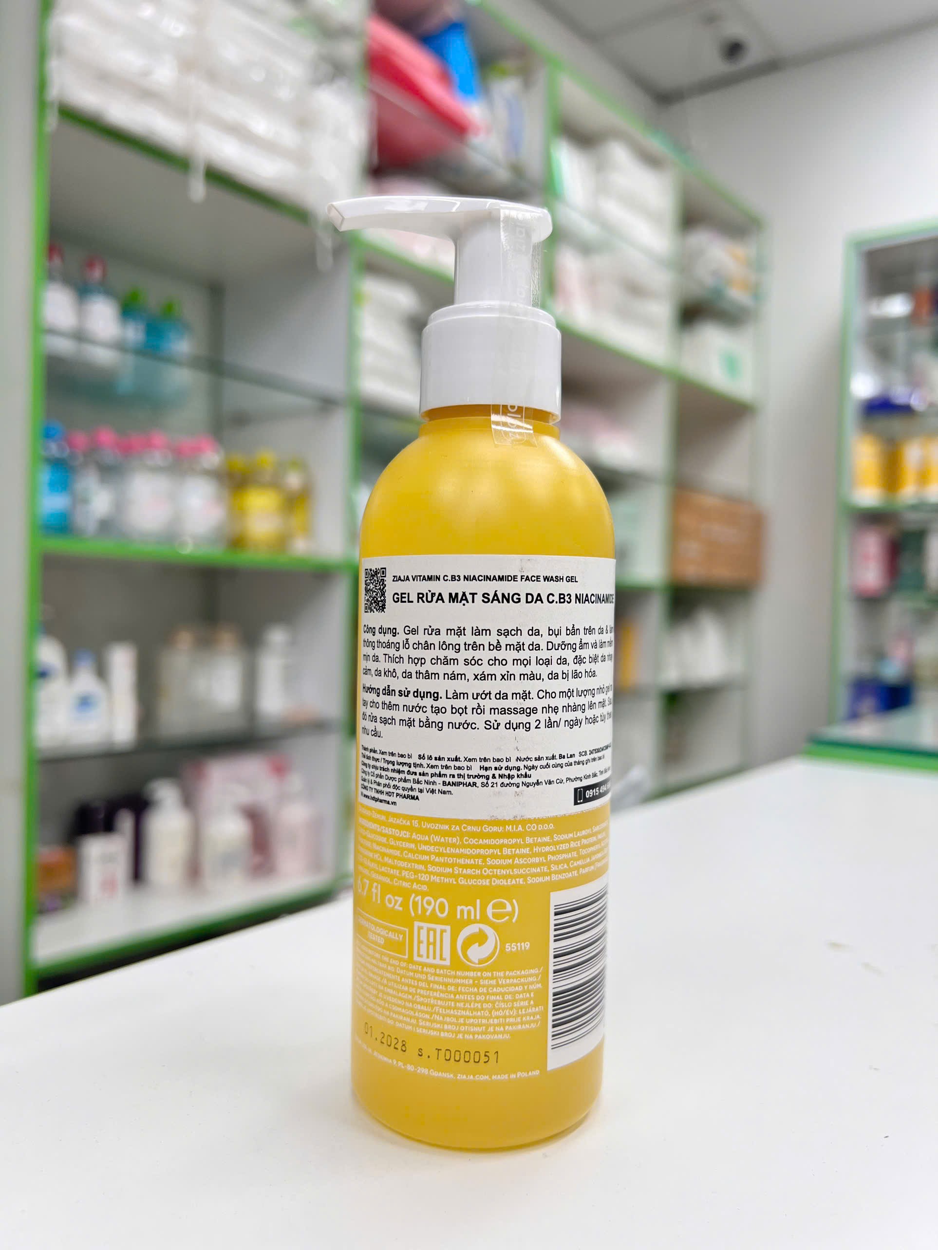 Gel Rửa Mặt Sáng Da C.B3 NIACINAMIDE — nhãn sau với thông tin làm sạch và hỗ trợ sáng da